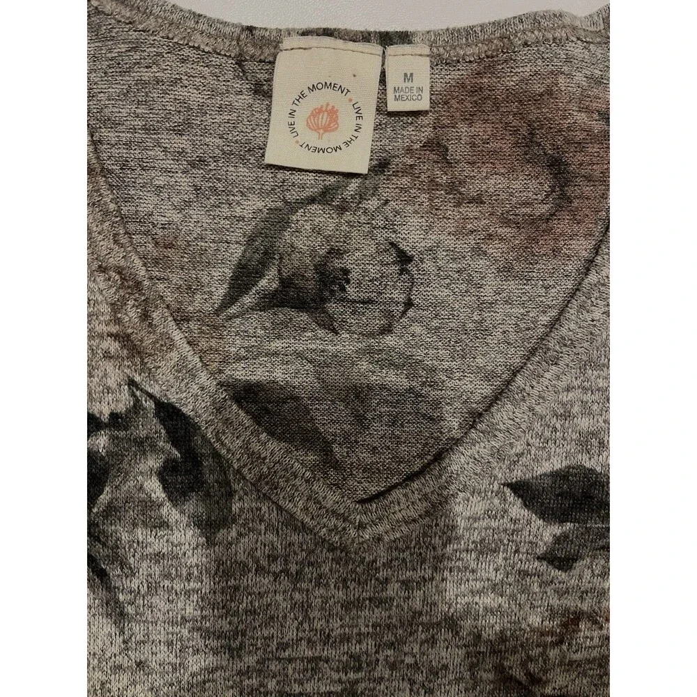 Live In The Moment Womens Sweater Size M Gray Floral V-Neck Long Sleeve Pullover